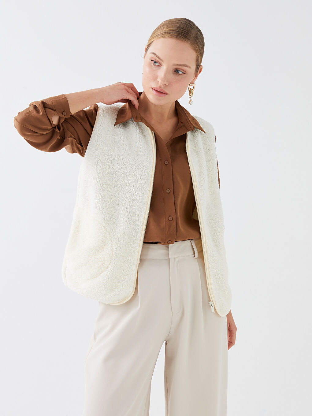 Ekru V Yaka Düz Pelüş Kadın Yelek