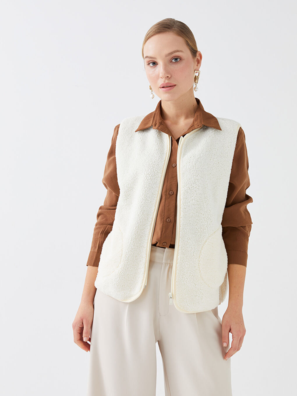 Ekru V Yaka Düz Pelüş Kadın Yelek-1