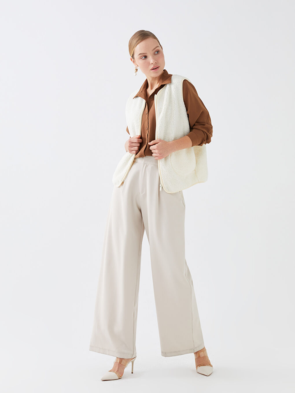 Ekru V Yaka Düz Pelüş Kadın Yelek-2