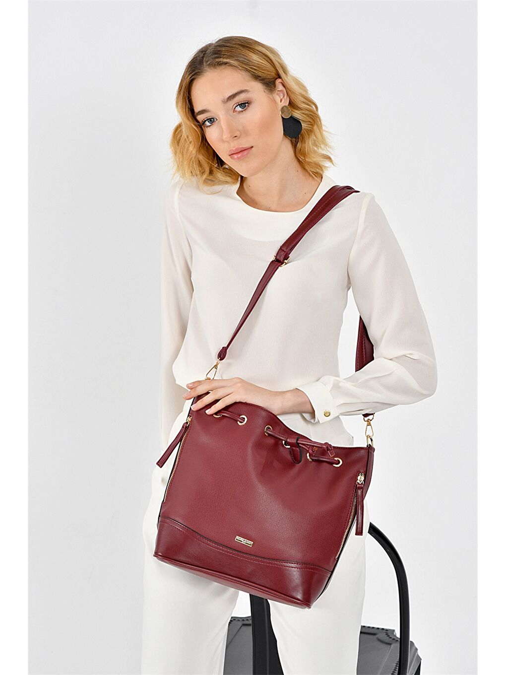 Bordo Deri Görünümlü Kadın Büzgülü Çanta-1