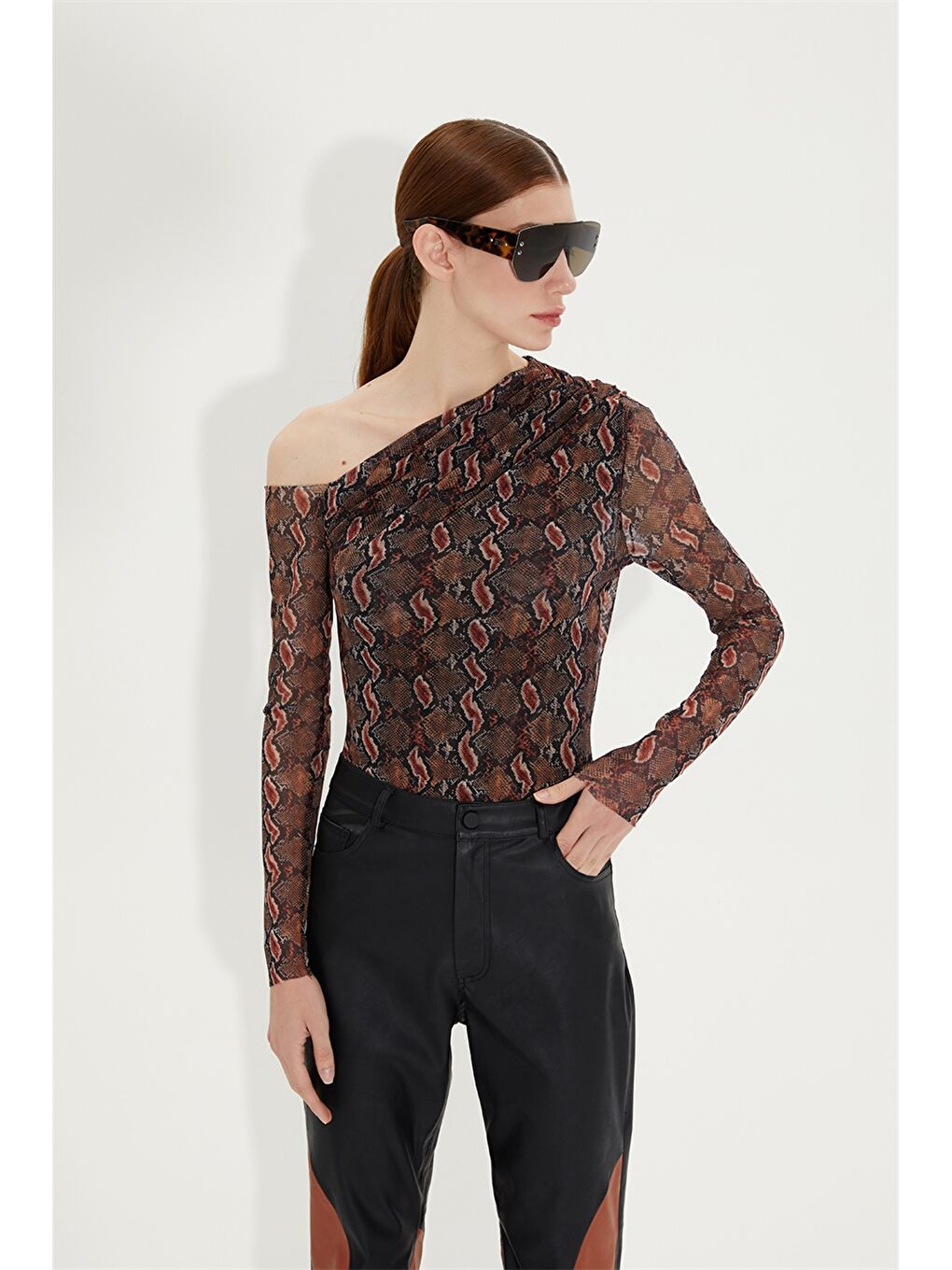 Kahverengi Kayık Yaka Çiçekli Uzun Kollu Kadın Bodysuit