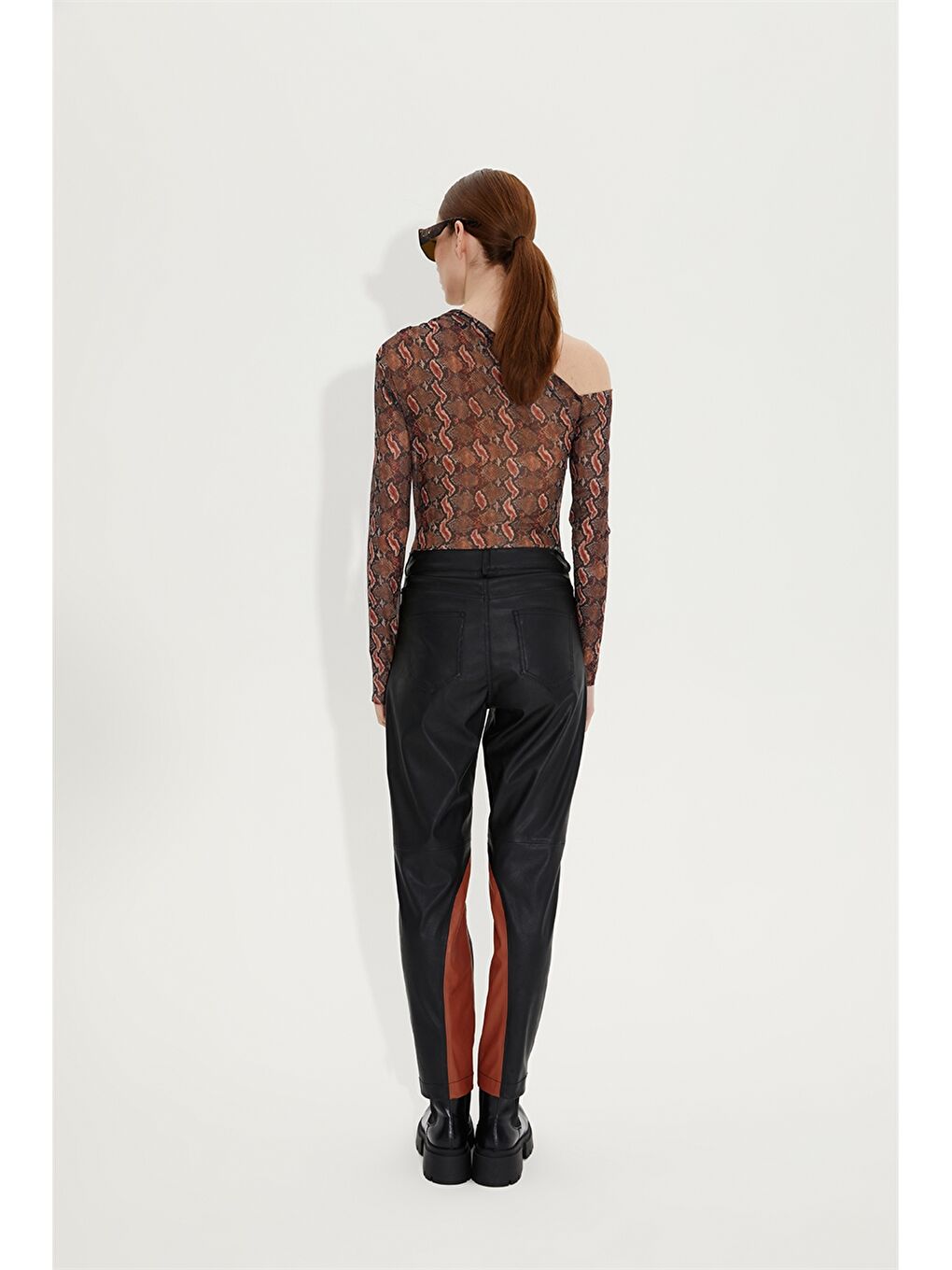 Kahverengi Kayık Yaka Çiçekli Uzun Kollu Kadın Bodysuit-1