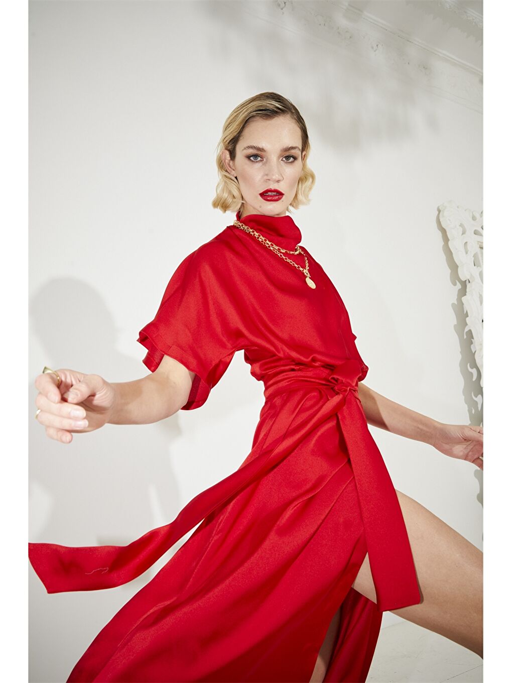 Kırmızı Dik Yaka Kısa Kollu Saten Kadın Elbise