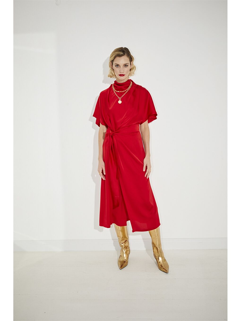 Kırmızı Dik Yaka Kısa Kollu Saten Kadın Elbise-1