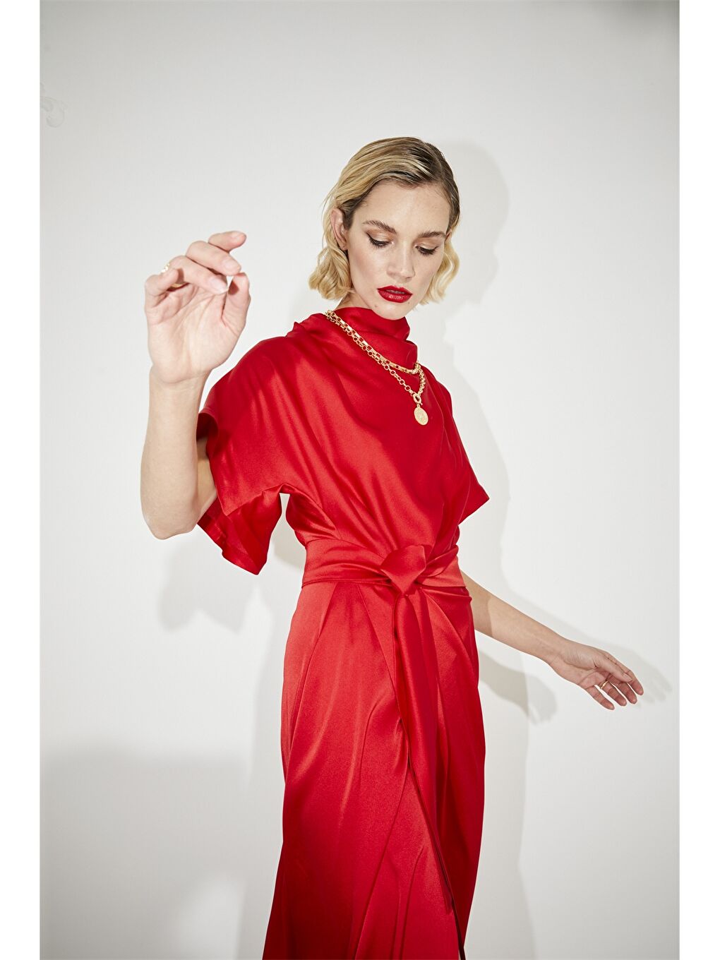 Kırmızı Dik Yaka Kısa Kollu Saten Kadın Elbise-2