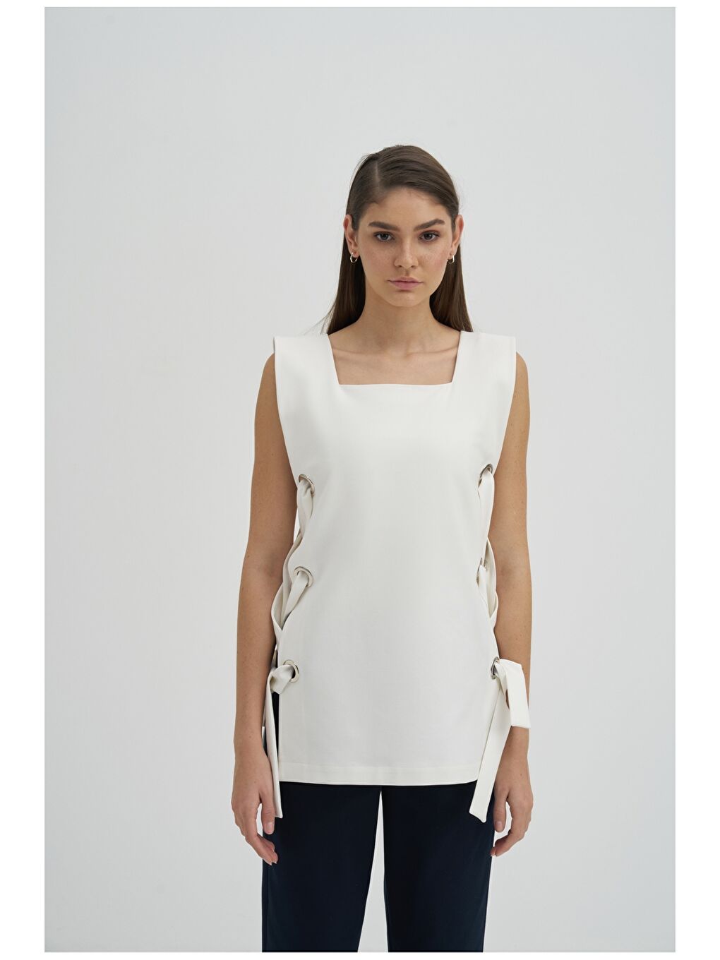 Beyaz Kare Yaka Kuşgözü Detaylı Kadın Yelek-1