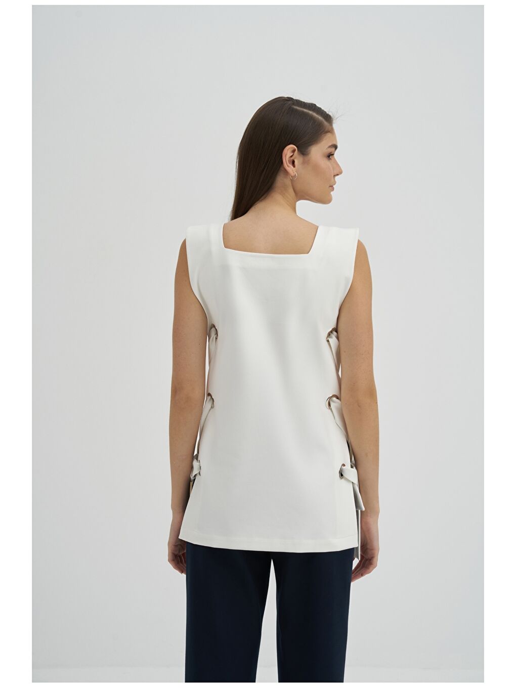 Beyaz Kare Yaka Kuşgözü Detaylı Kadın Yelek-3