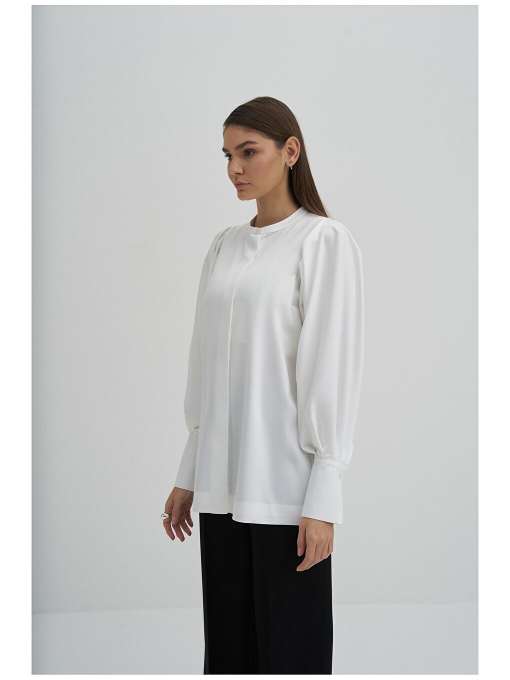 Beyaz Hakim Yaka Düz Uzun Kollu Kadın Gömlek-1