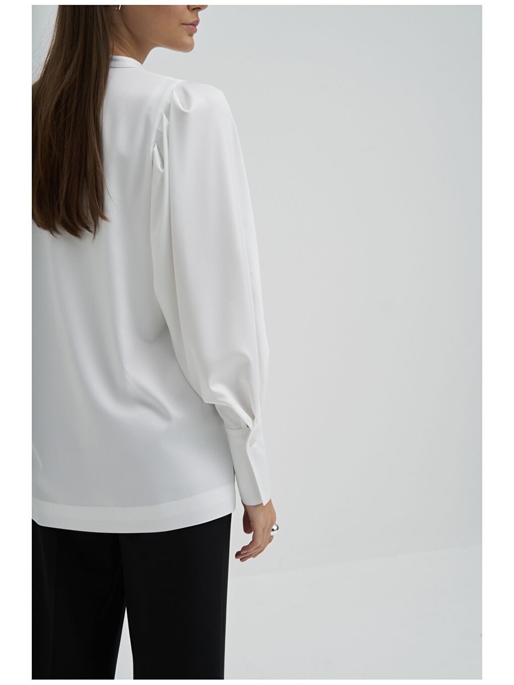 Beyaz Hakim Yaka Düz Uzun Kollu Kadın Gömlek-3