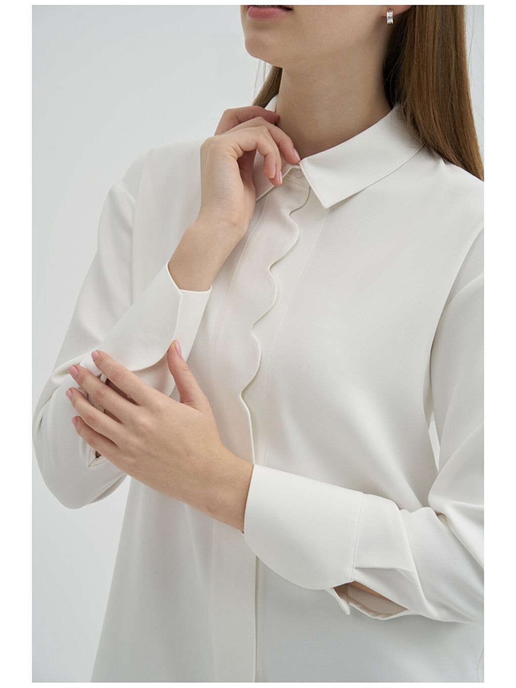 Beyaz Önden Düğme Kapamalı Düz Uzun Kollu Kadın Gömlek