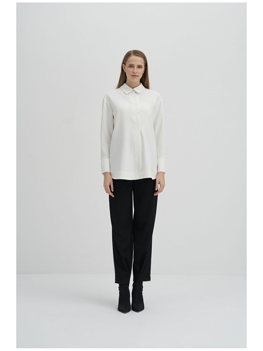 Beyaz Önden Düğme Kapamalı Düz Uzun Kollu Kadın Gömlek-1