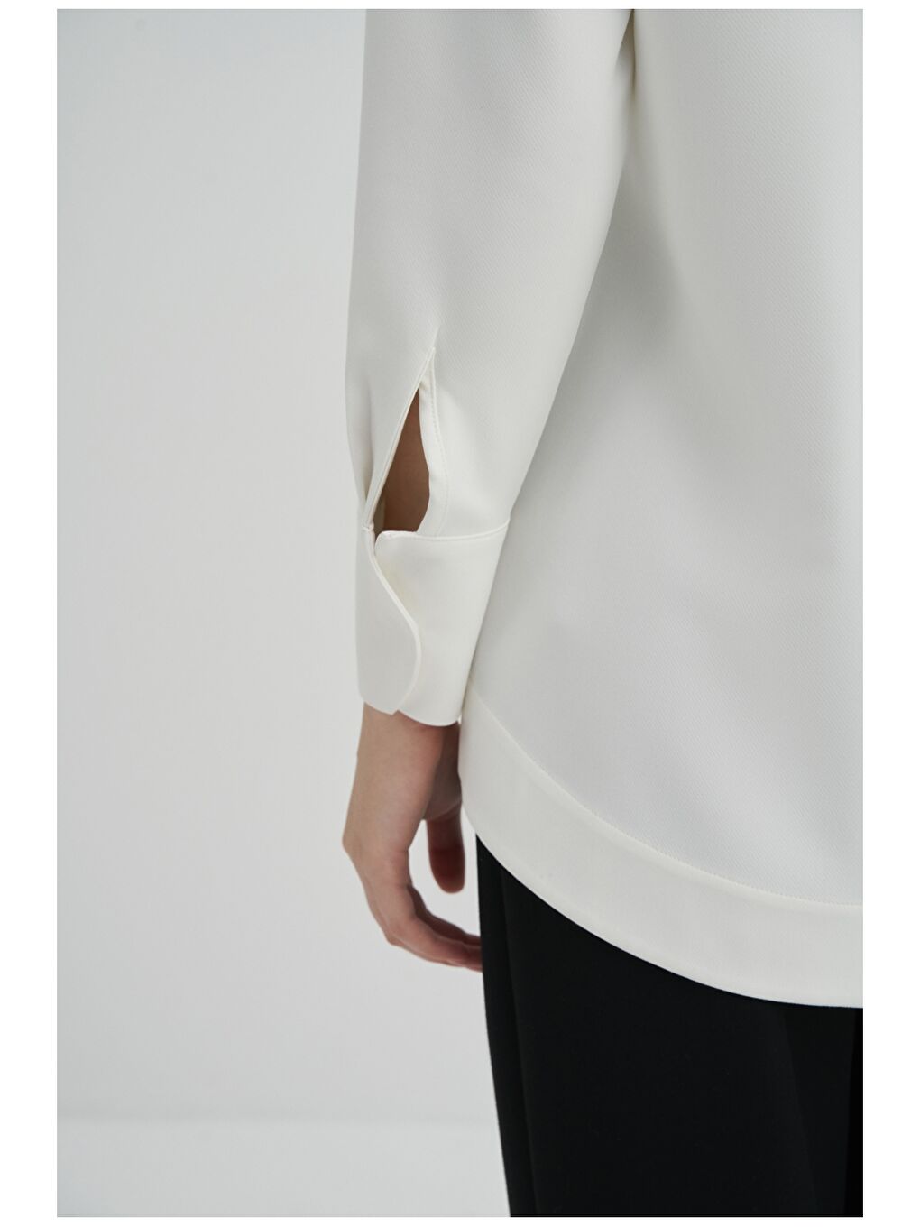 Beyaz Önden Düğme Kapamalı Düz Uzun Kollu Kadın Gömlek-4