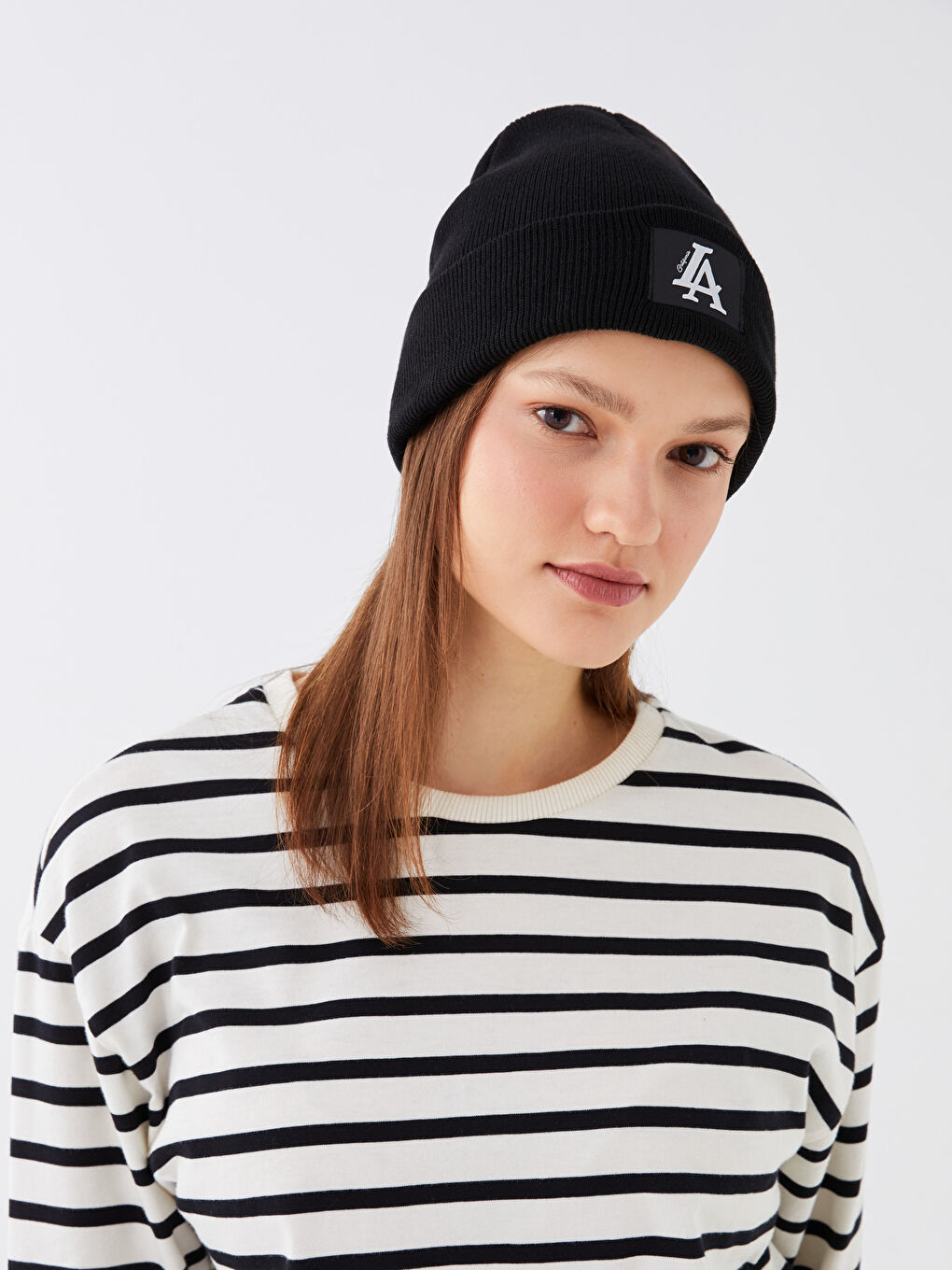 Siyah Etiket Detaylı Kadın Triko Bere-1