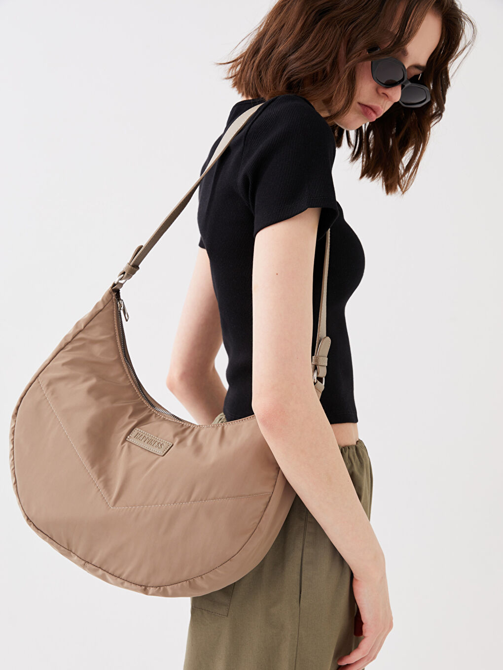 Bej Etiket Detaylı Kadın Baget Çanta