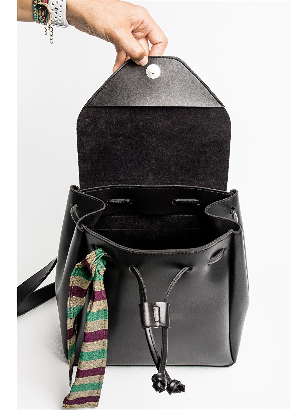 Siyah Deri Görünümlü Kadın Sırt Çantası-2