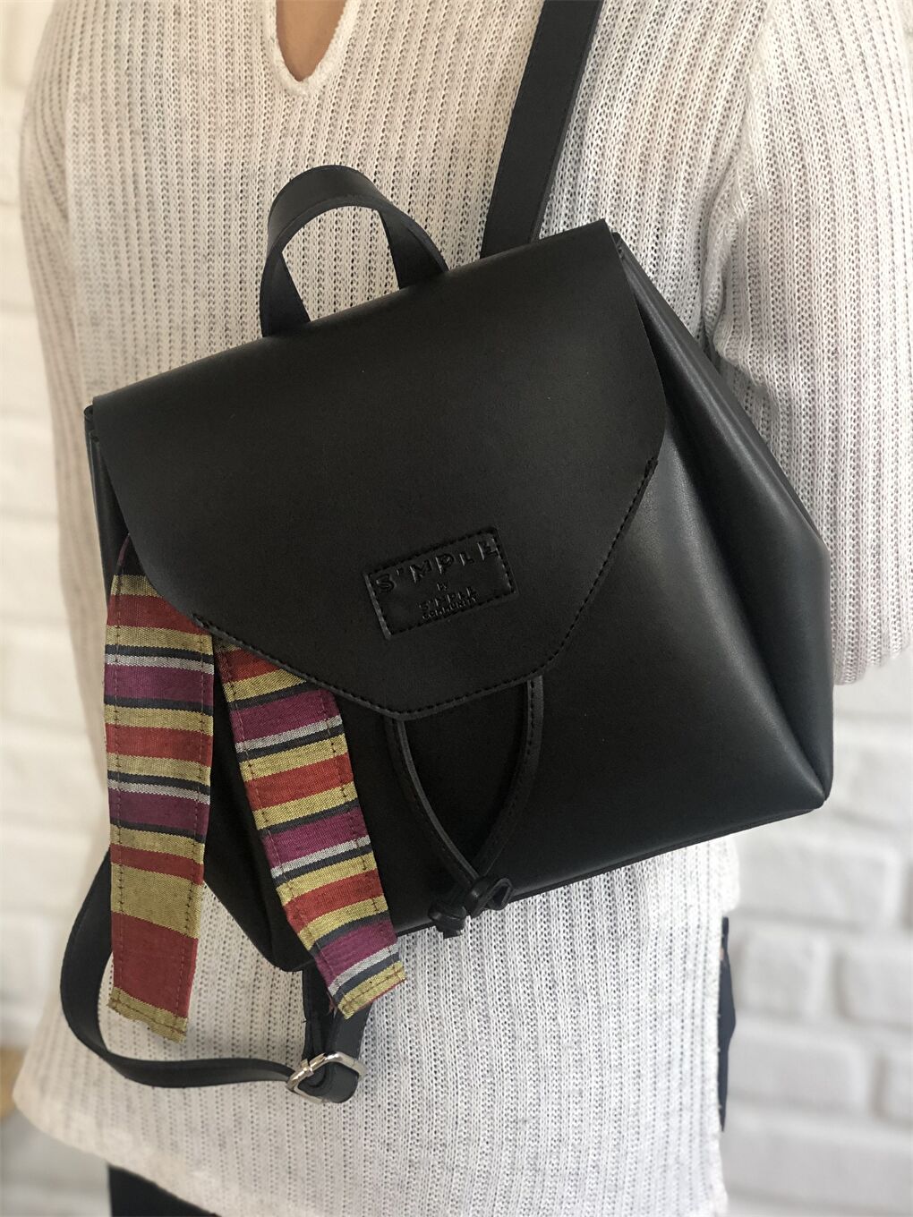 Siyah Deri Görünümlü Kadın Sırt Çantası-3