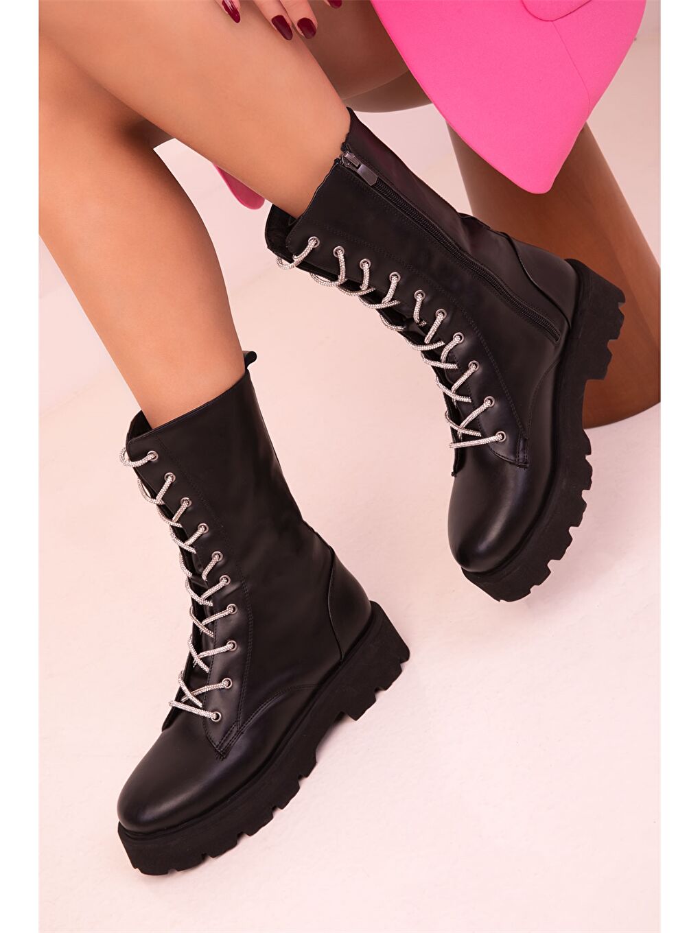Siyah Deri Görünümlü Kalın Taban Kadın Bot-1