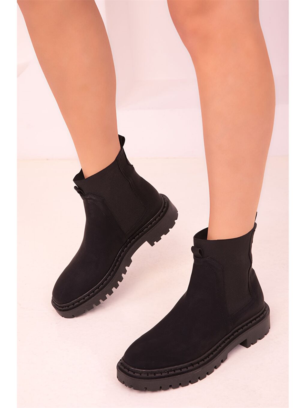 Siyah Deri Görünümlü Bilek Boy Kadın Bot-2