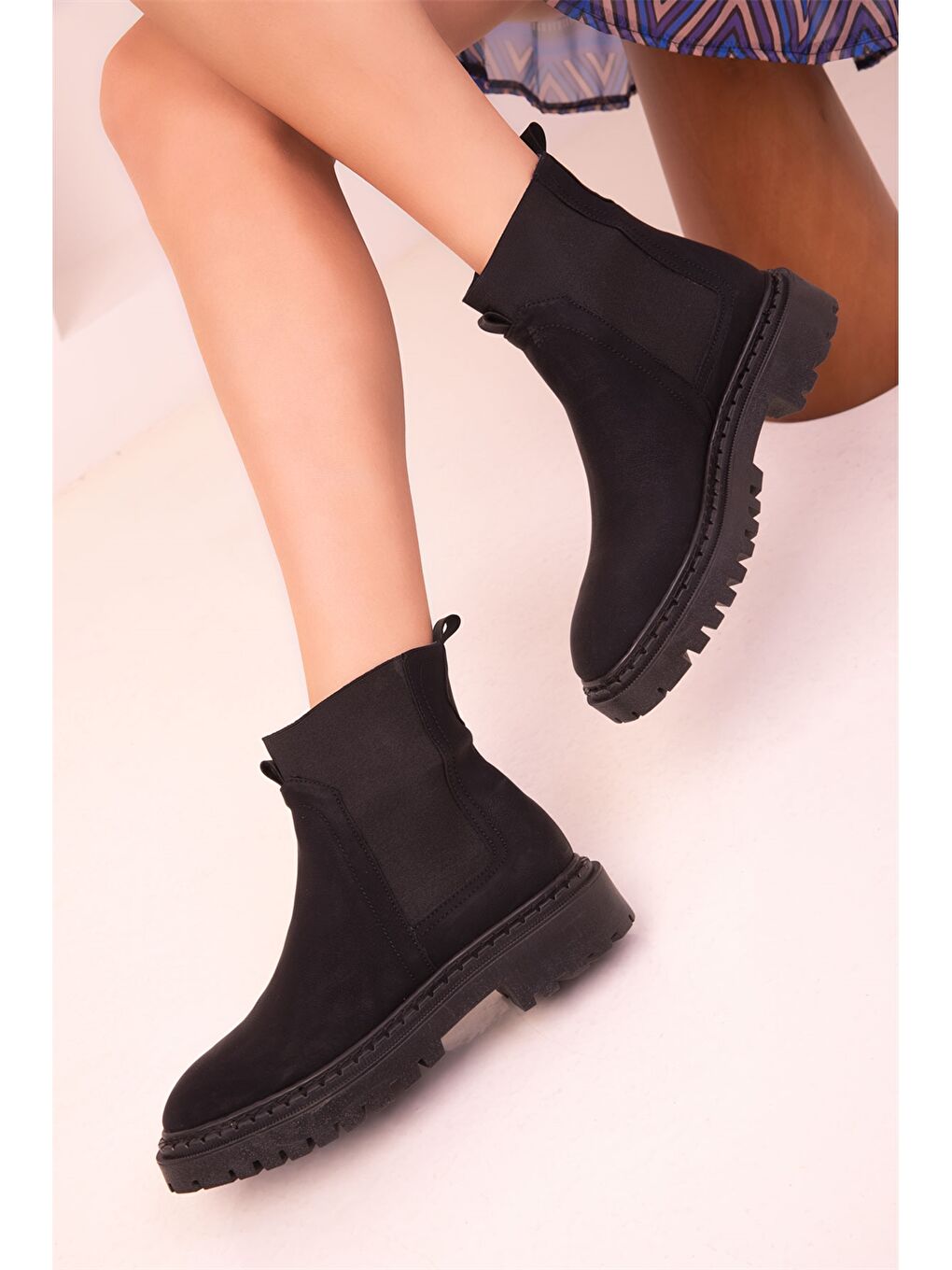 Siyah Deri Görünümlü Bilek Boy Kadın Bot-3