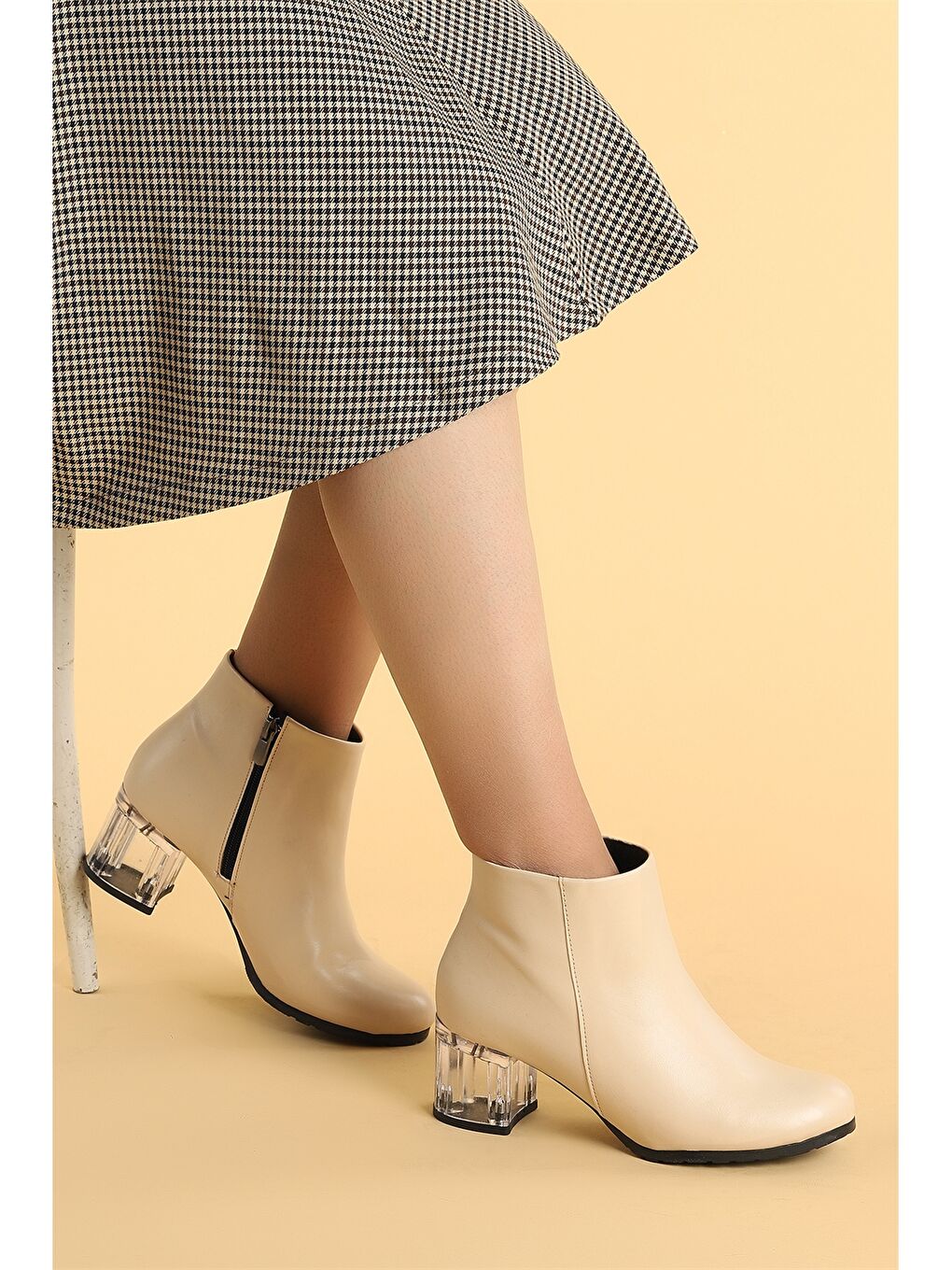 Bej Deri Görünümlü Fermuarlı Topuklu Kadın Bot