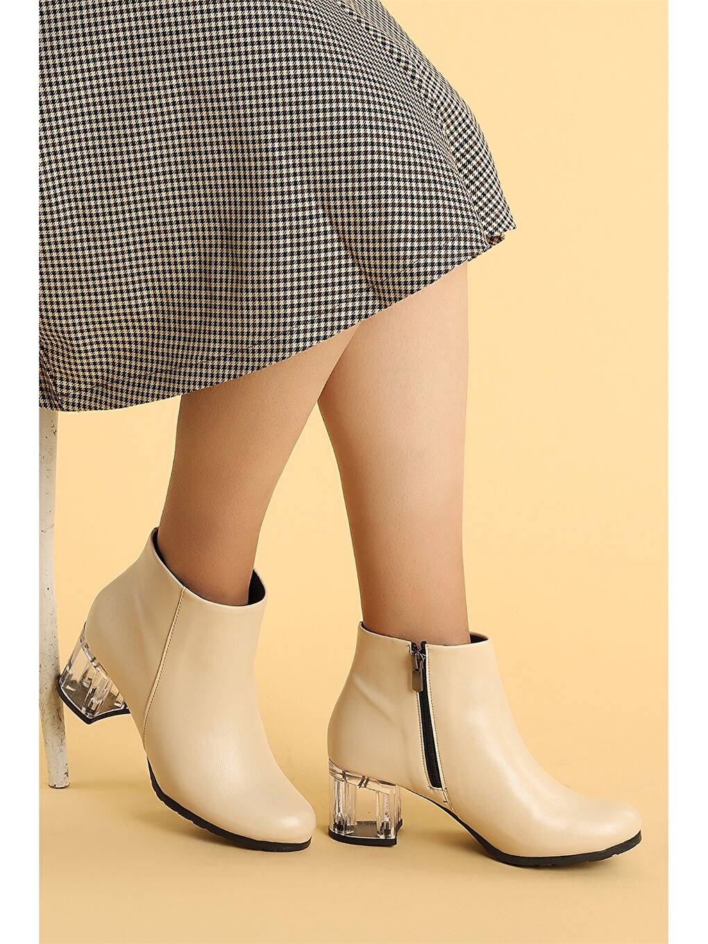 Bej Deri Görünümlü Fermuarlı Topuklu Kadın Bot-1