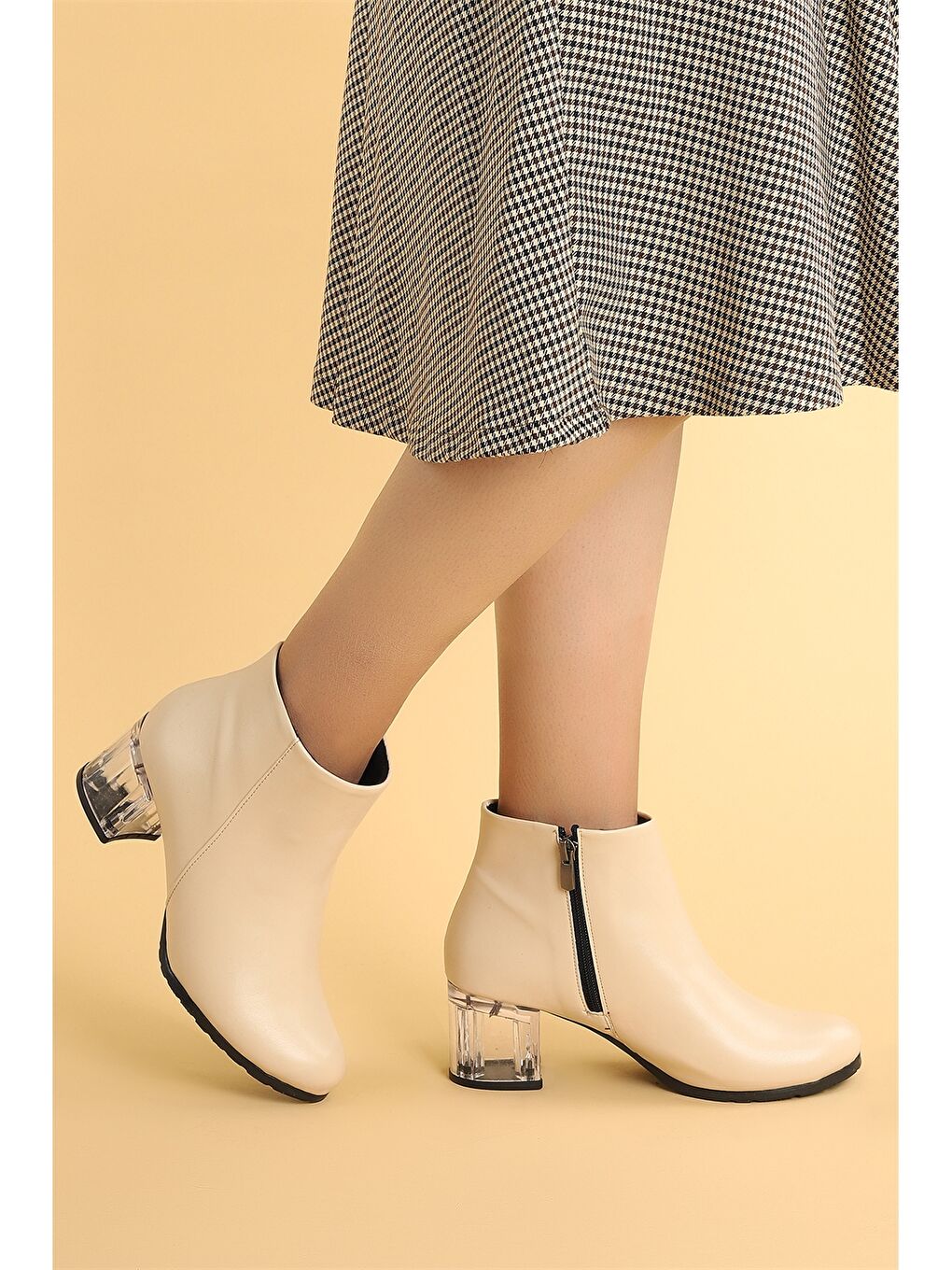 Bej Deri Görünümlü Fermuarlı Topuklu Kadın Bot-2