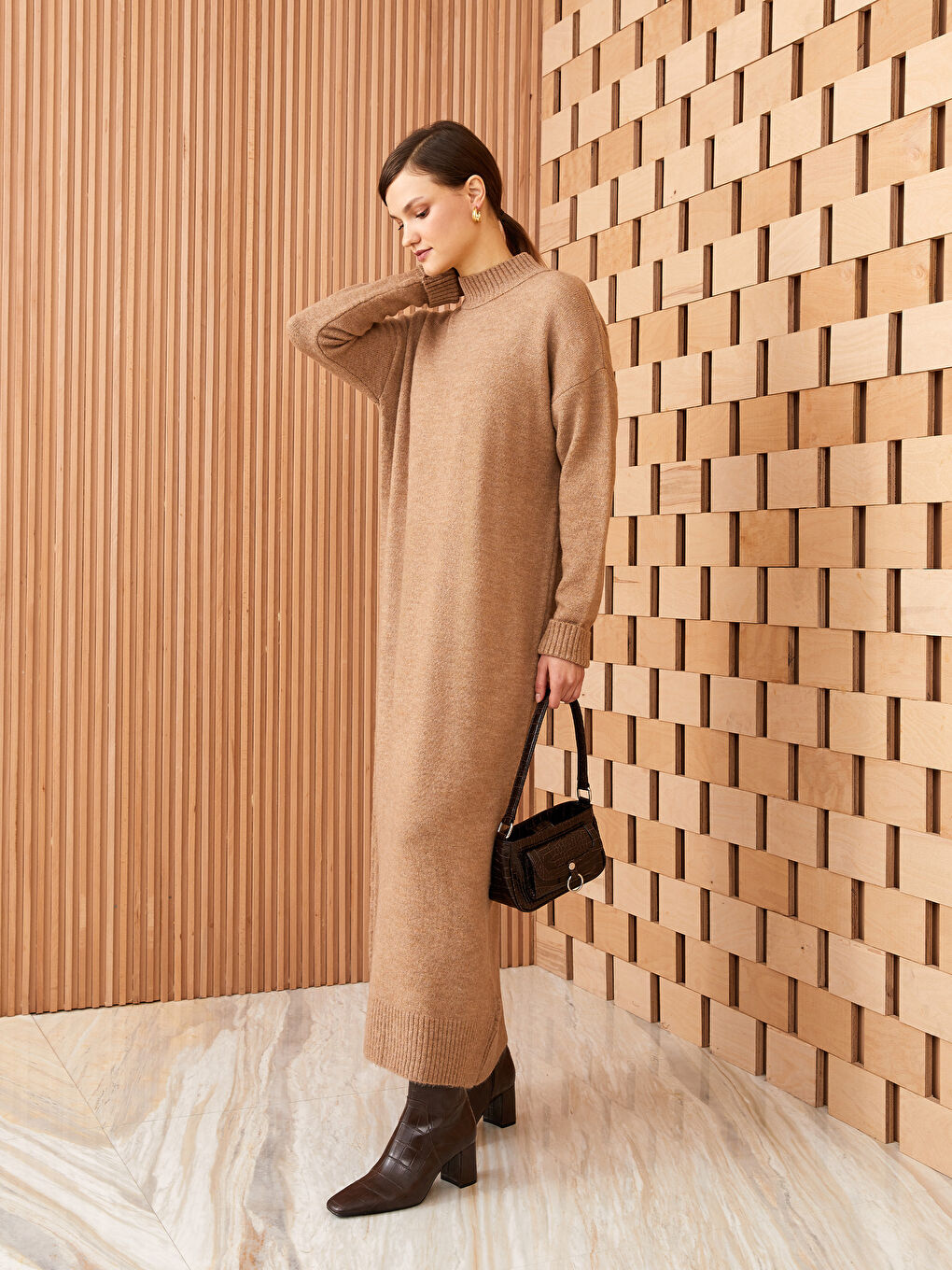 Kahverengi Yarım Balıkçı Yaka Oversize Kadın Triko Elbise