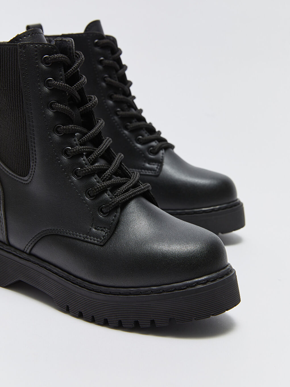 Siyah Bağcıklı Kız Çocuk Bot-2