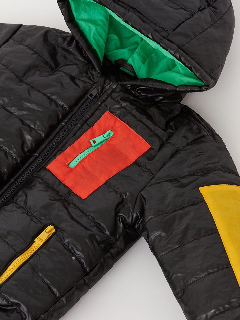 Siyah Kapüşonlu Uzun Kollu Renk Bloklu Erkek Bebek Mont-2