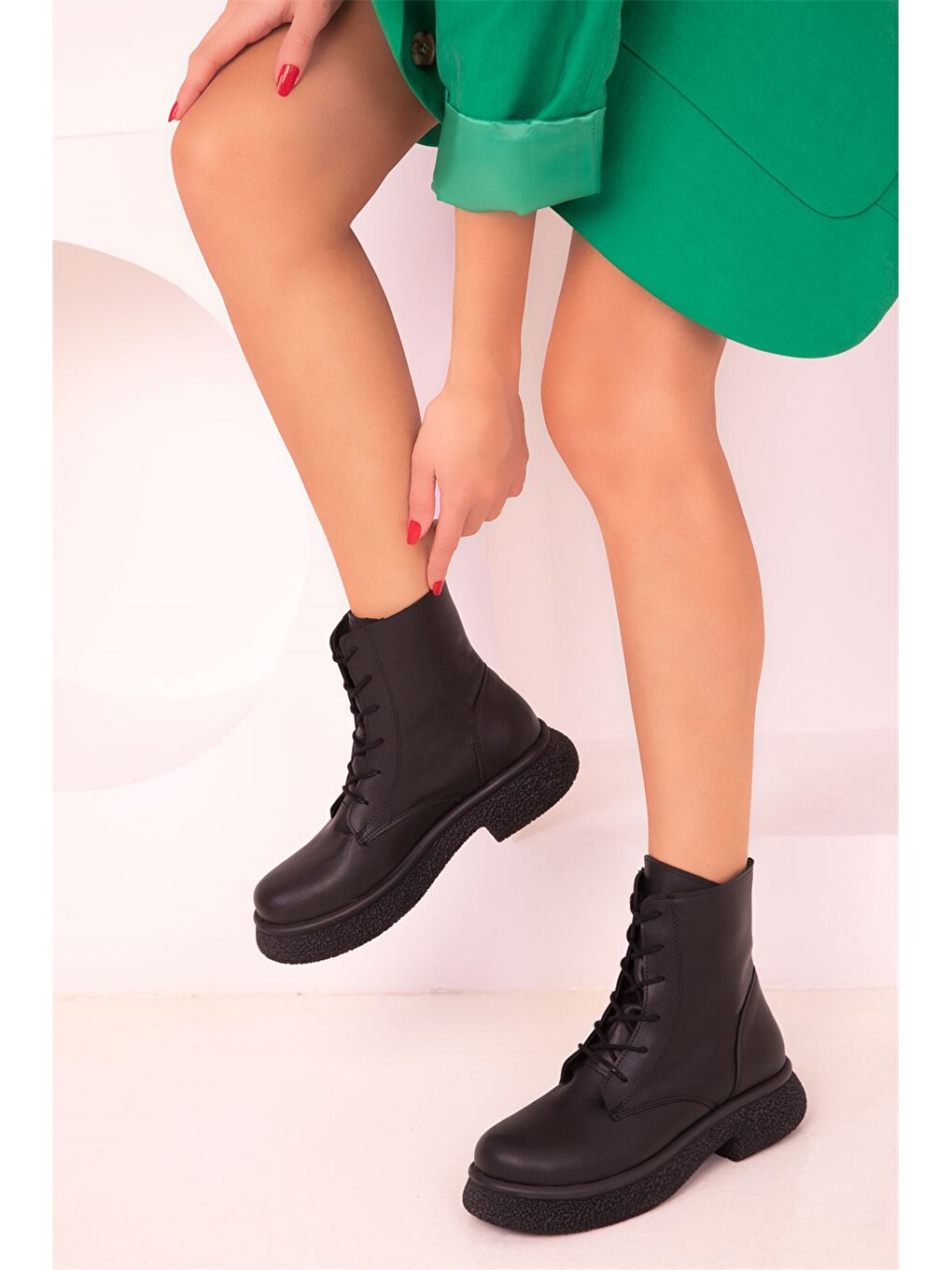 Siyah Süet Görünümlü Bağcıklı Kadın Bot-1