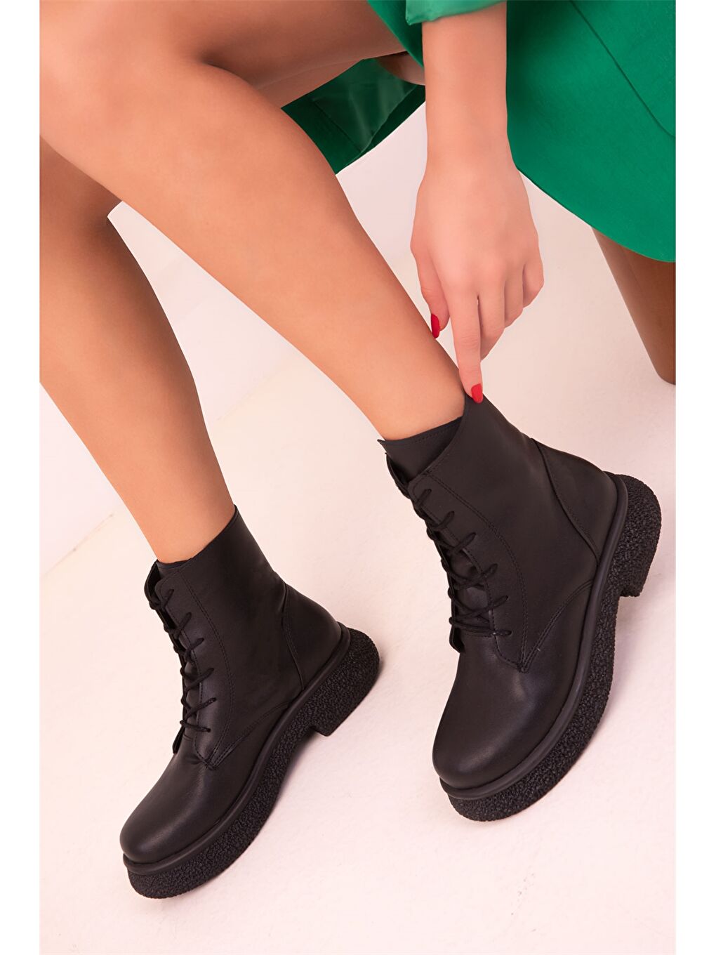 Siyah Süet Görünümlü Bağcıklı Kadın Bot-2