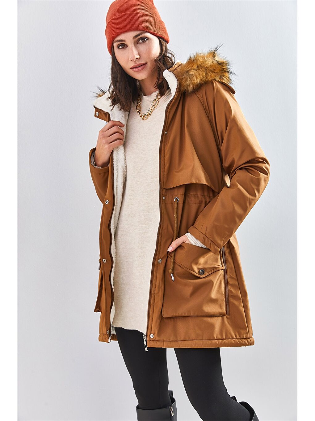 Bej Kürk Detaylı Kapüşonlu Kadın Mont