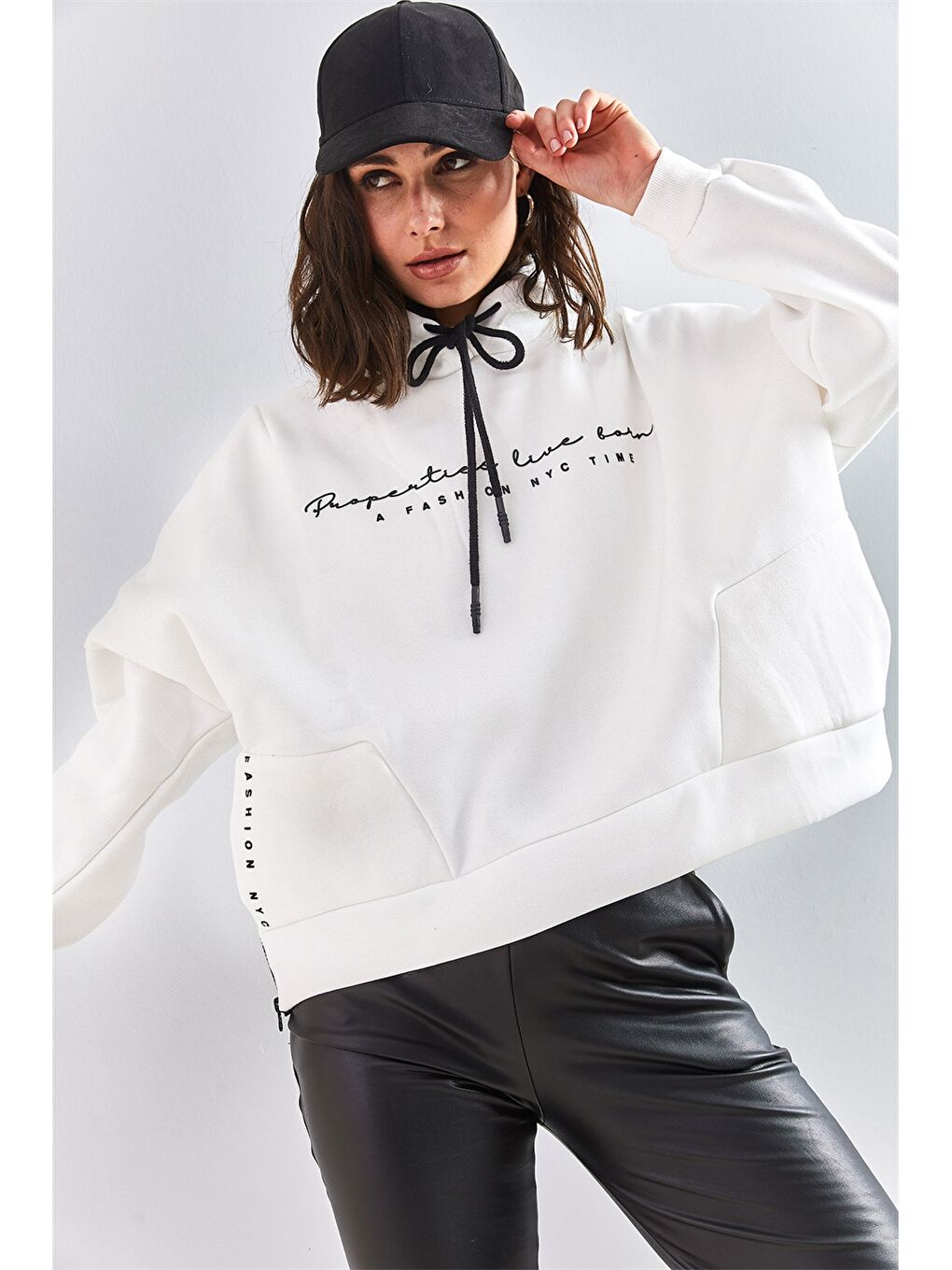 Beyaz Kapüşonlu Kadın Sweatshirt-1