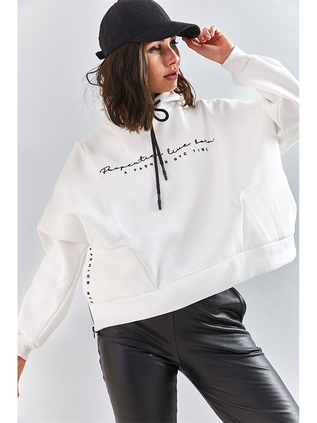 Beyaz Kapüşonlu Kadın Sweatshirt-2