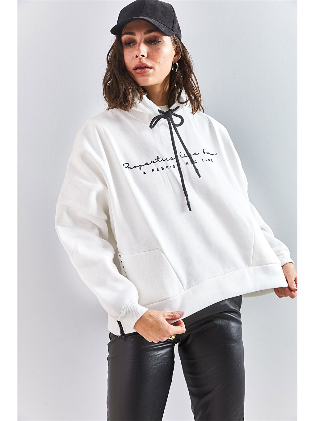 Beyaz Kapüşonlu Kadın Sweatshirt-6
