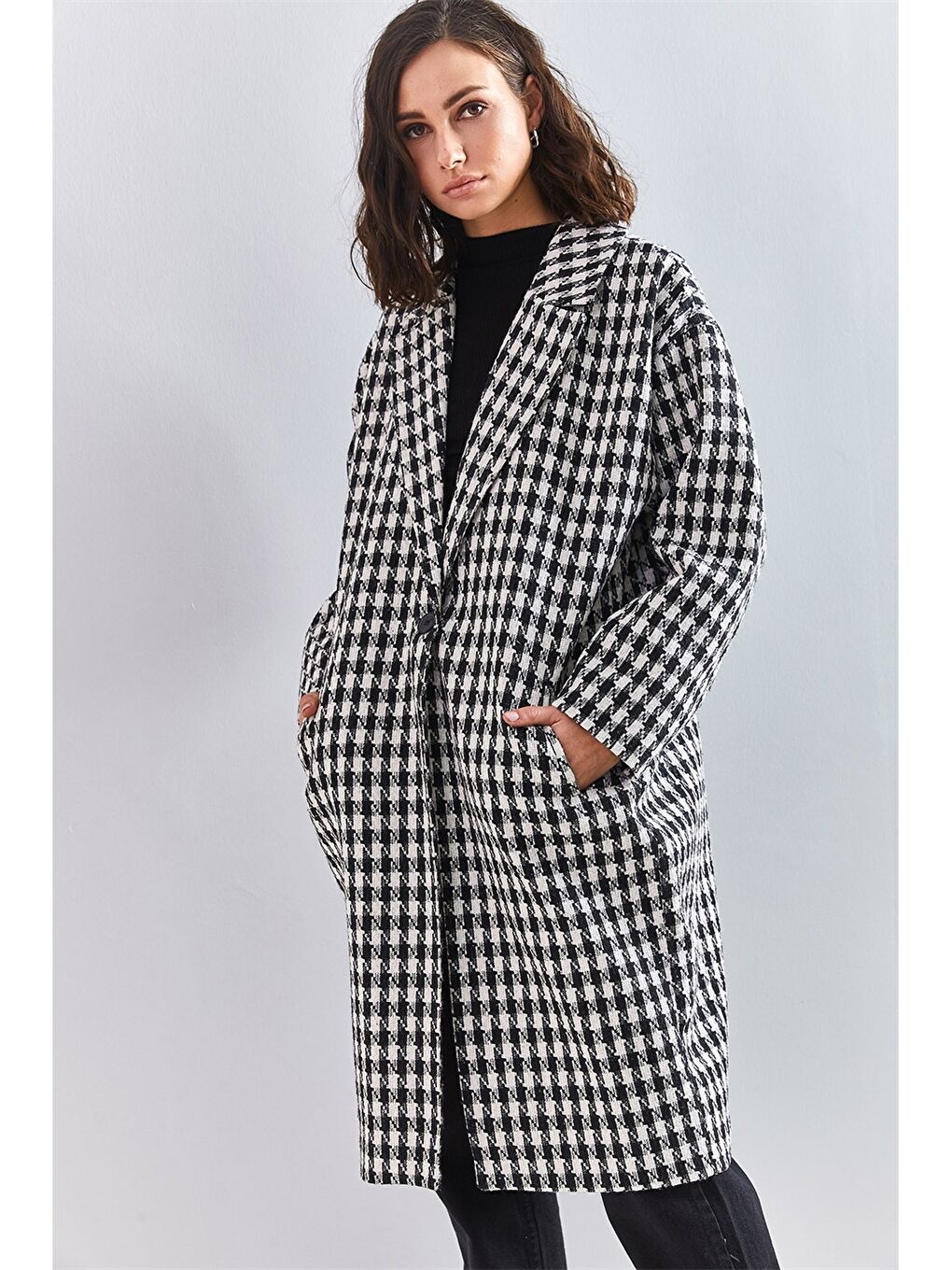 Siyah Ceket Yaka Kazayağı Desenli Uzun Kollu Kadın Kaşe Kaban