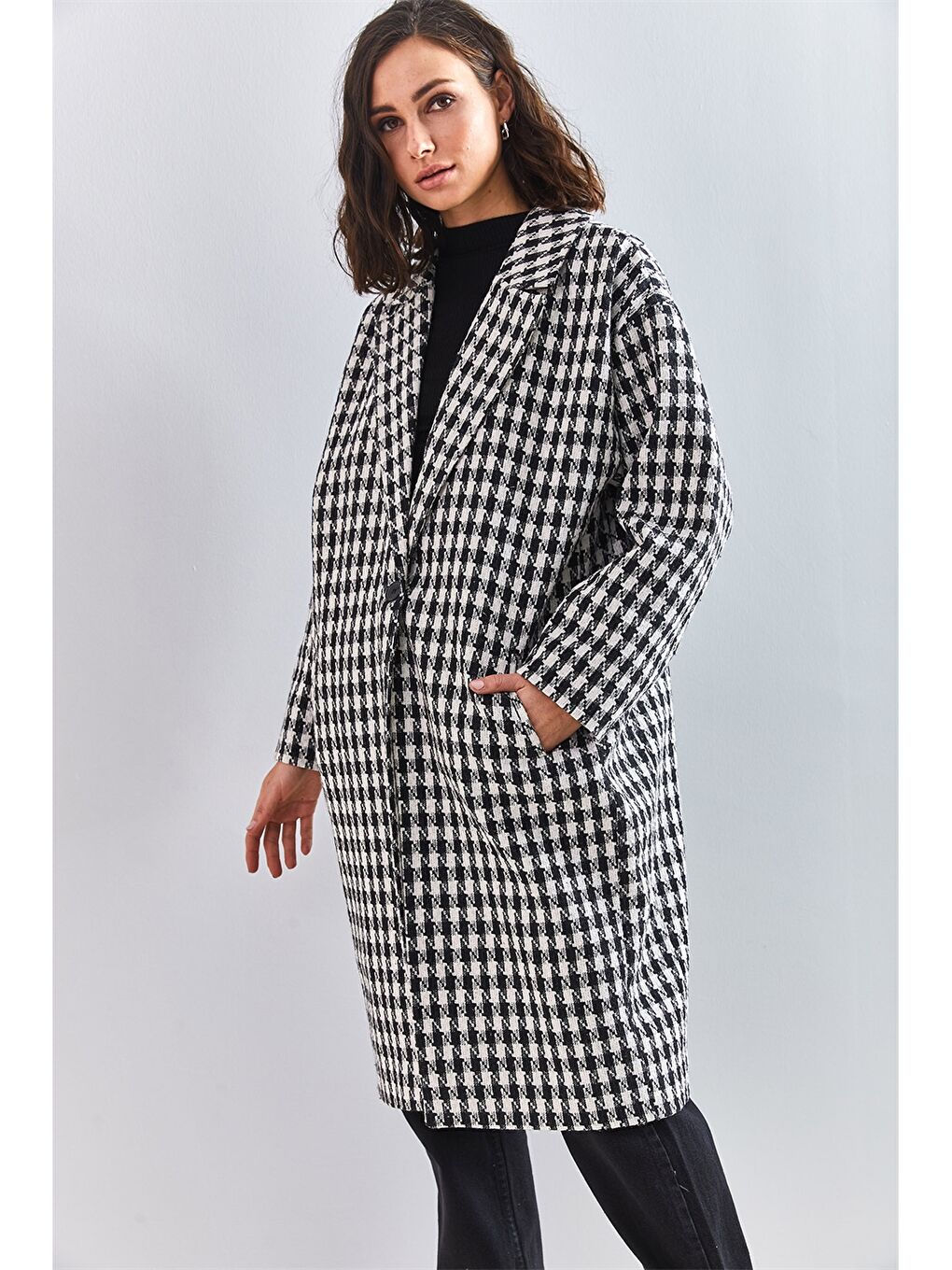 Siyah Ceket Yaka Kazayağı Desenli Uzun Kollu Kadın Kaşe Kaban-1