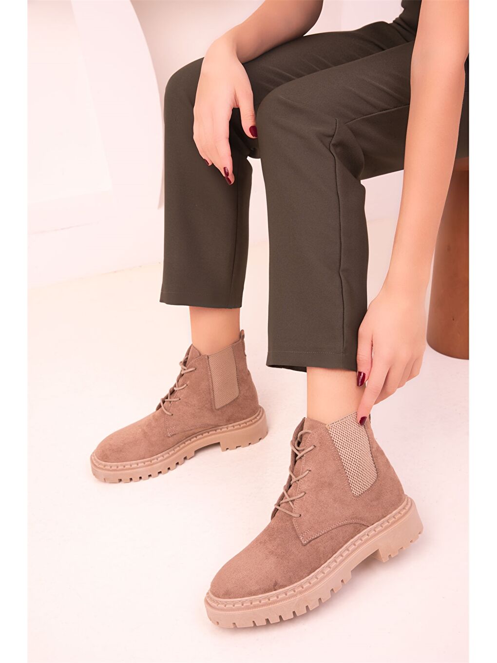 Kahverengi Bağcıklı Bilek Boy Kadın Bot