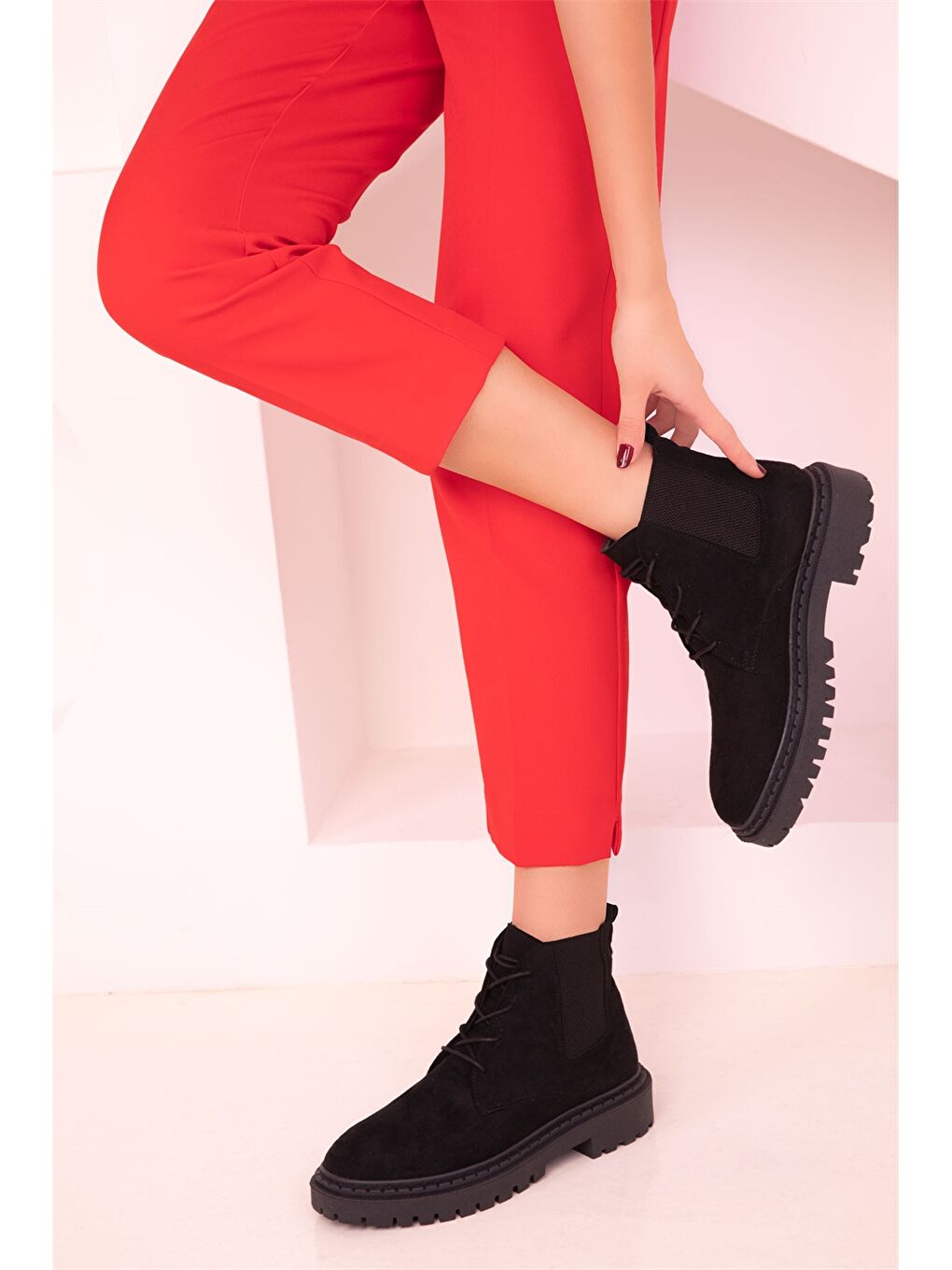 Siyah Bağcıklı Bilek Boy Kadın Bot