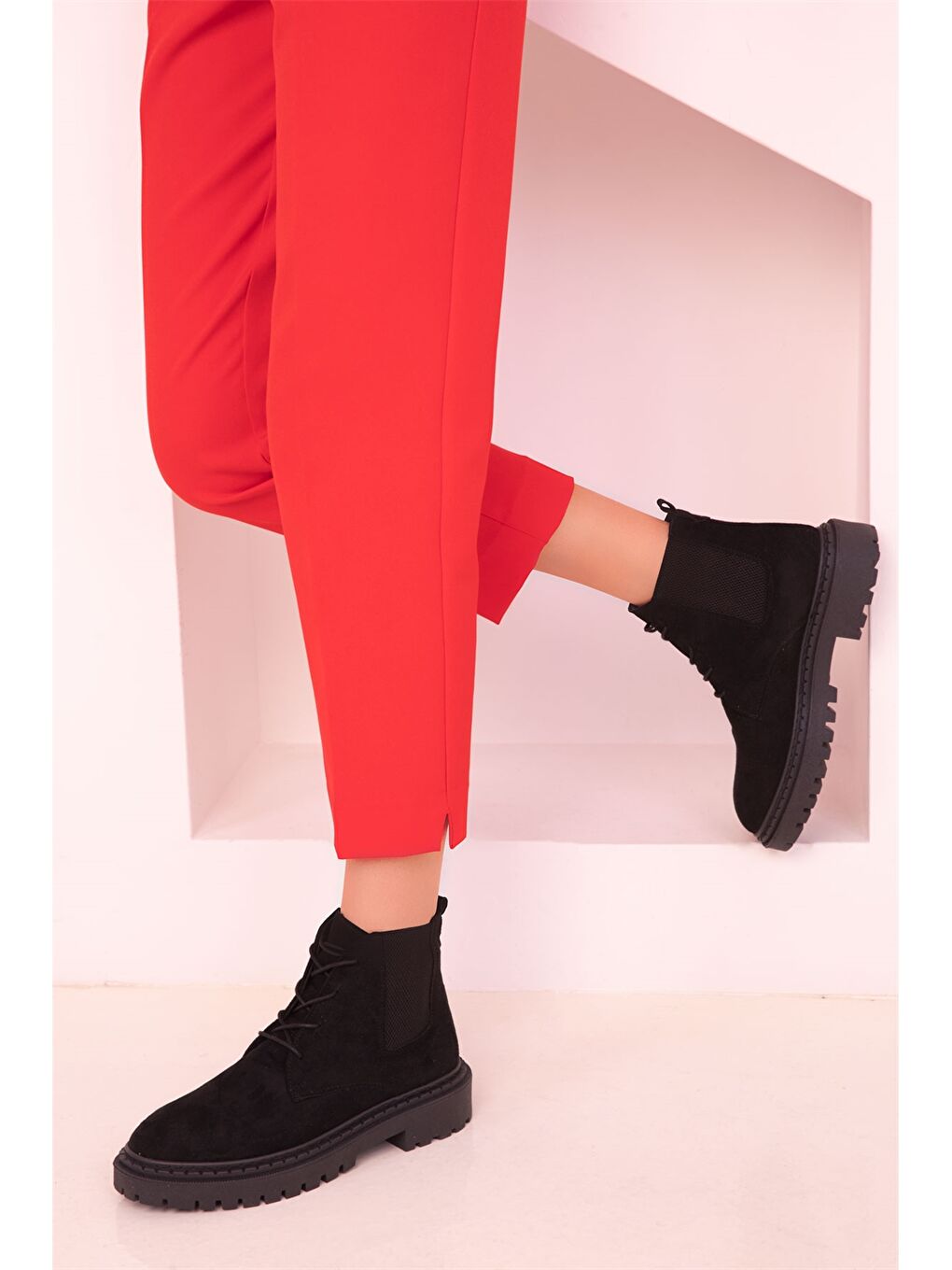 Siyah Bağcıklı Bilek Boy Kadın Bot-1