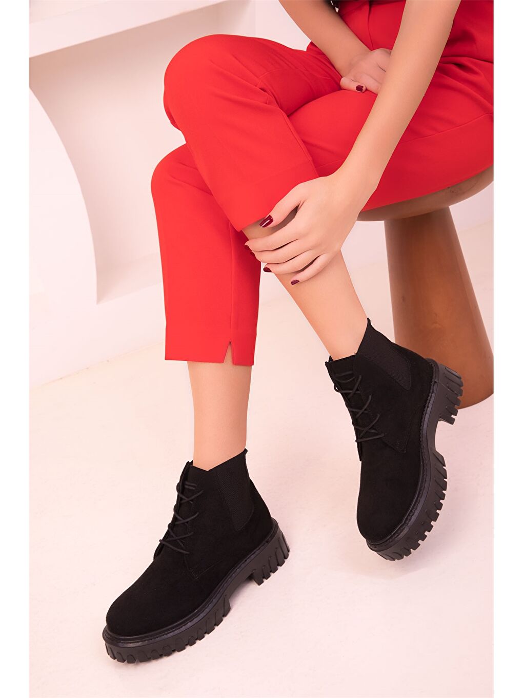 Siyah Bağcıklı Bilek Boy Kadın Bot