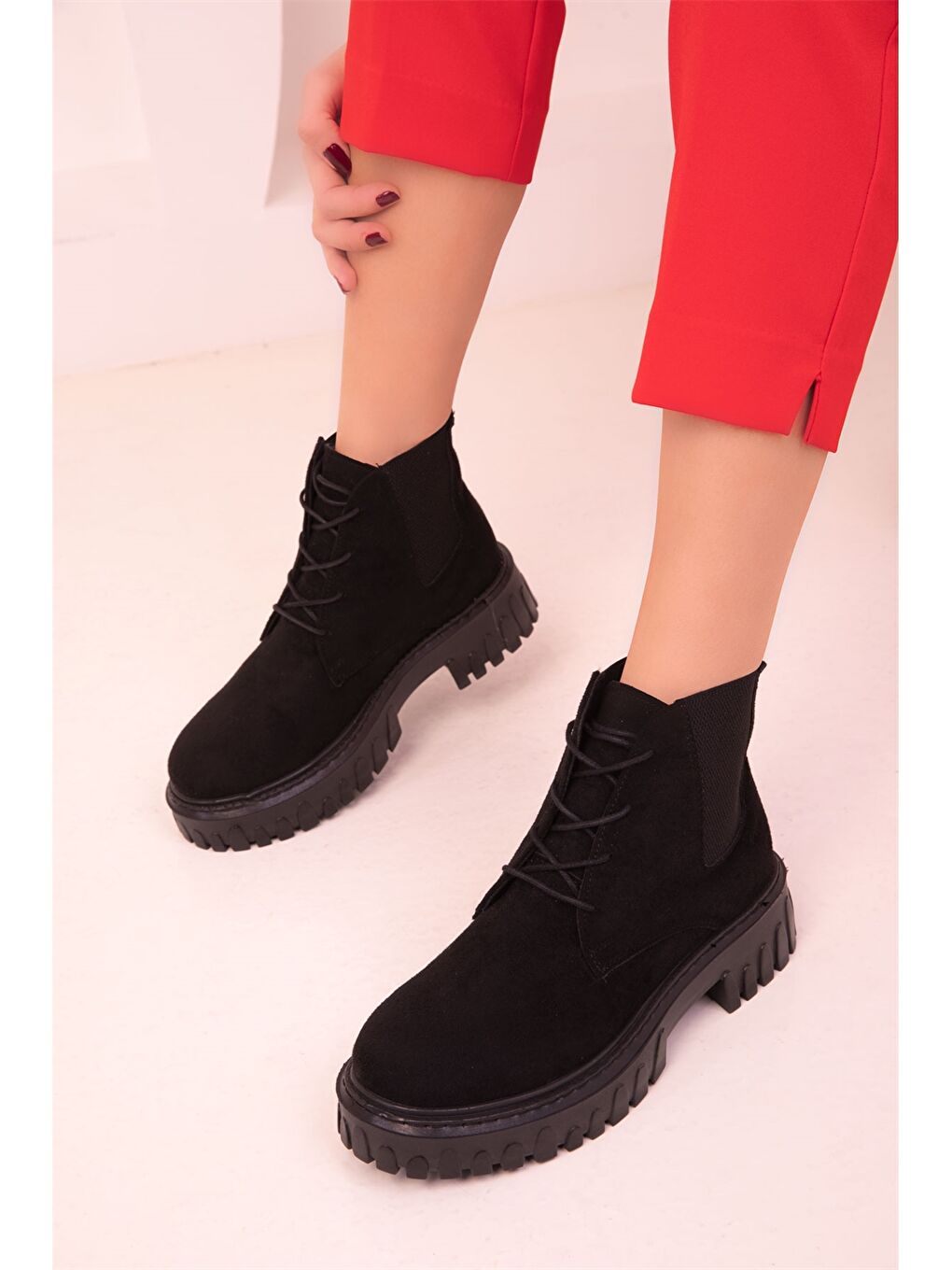 Siyah Bağcıklı Bilek Boy Kadın Bot-1