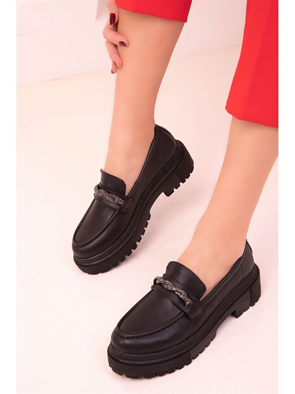 Siyah Deri Görünümlü Kalın Tabanlı Kadın Klasik Ayakkabı-1