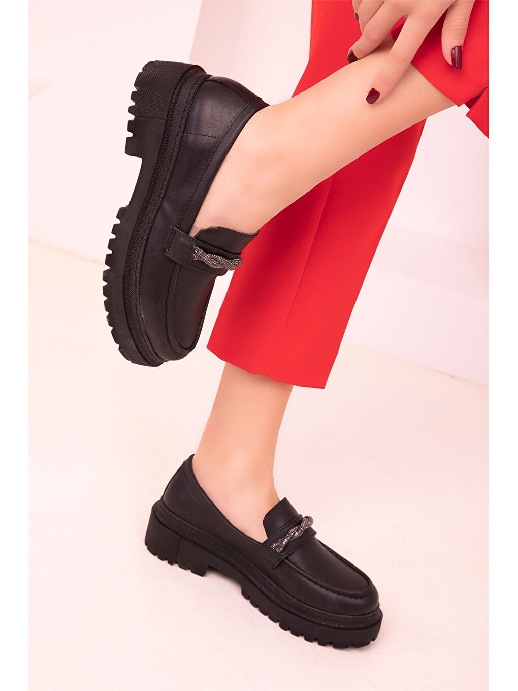 Siyah Deri Görünümlü Kalın Tabanlı Kadın Klasik Ayakkabı-2