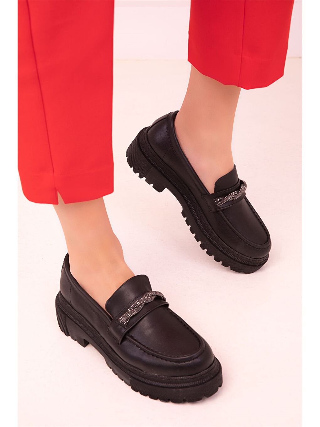 Siyah Deri Görünümlü Kalın Tabanlı Kadın Klasik Ayakkabı-3