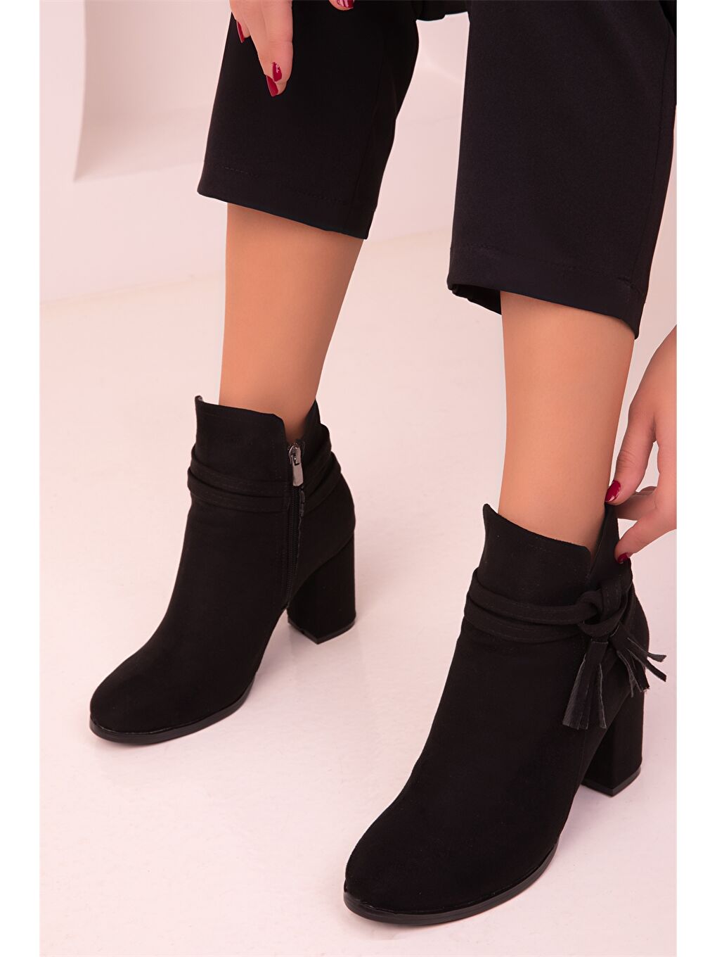 Siyah Püskül Detaylı Topuklu Kadın Bot-3