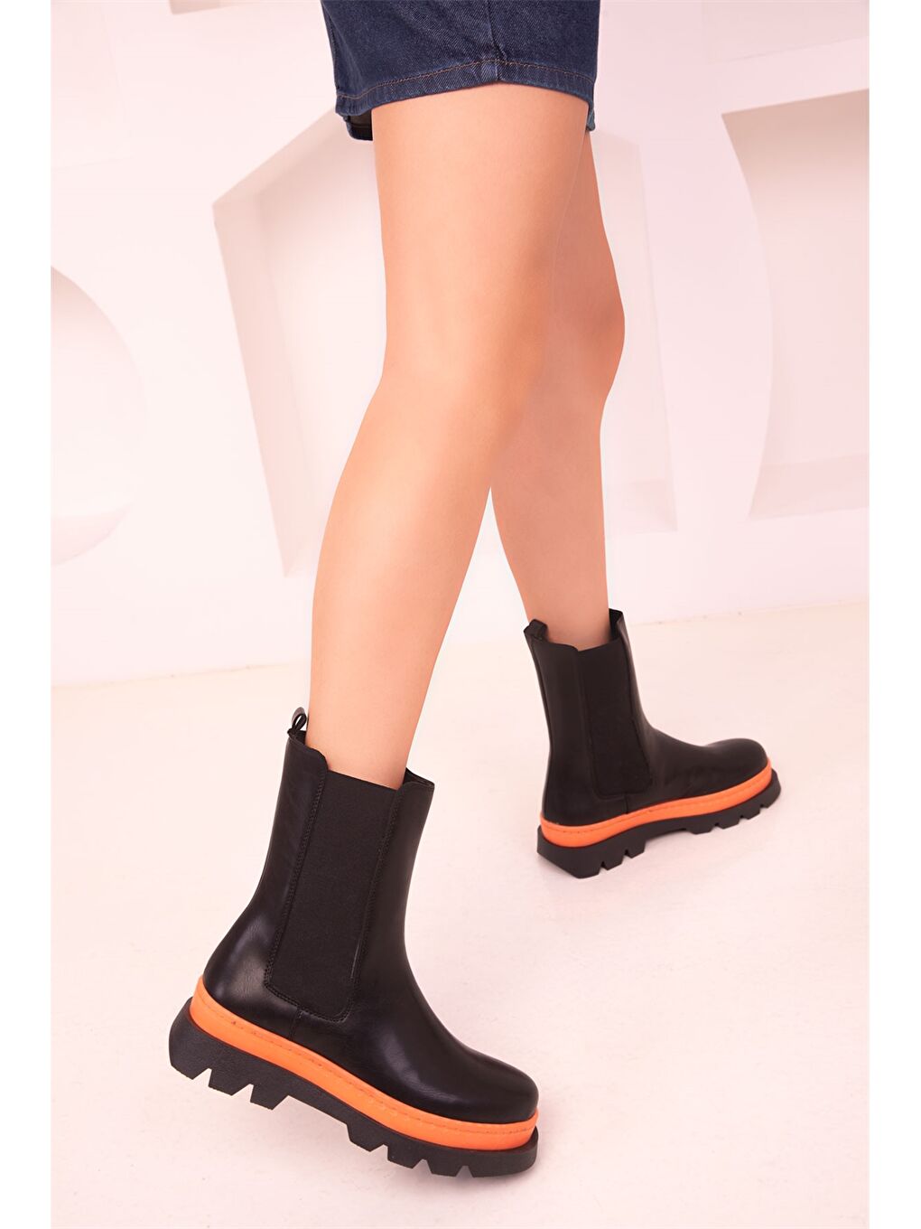Siyah Deri Görünümlü Yanları Lastikli Kadın Bot-1