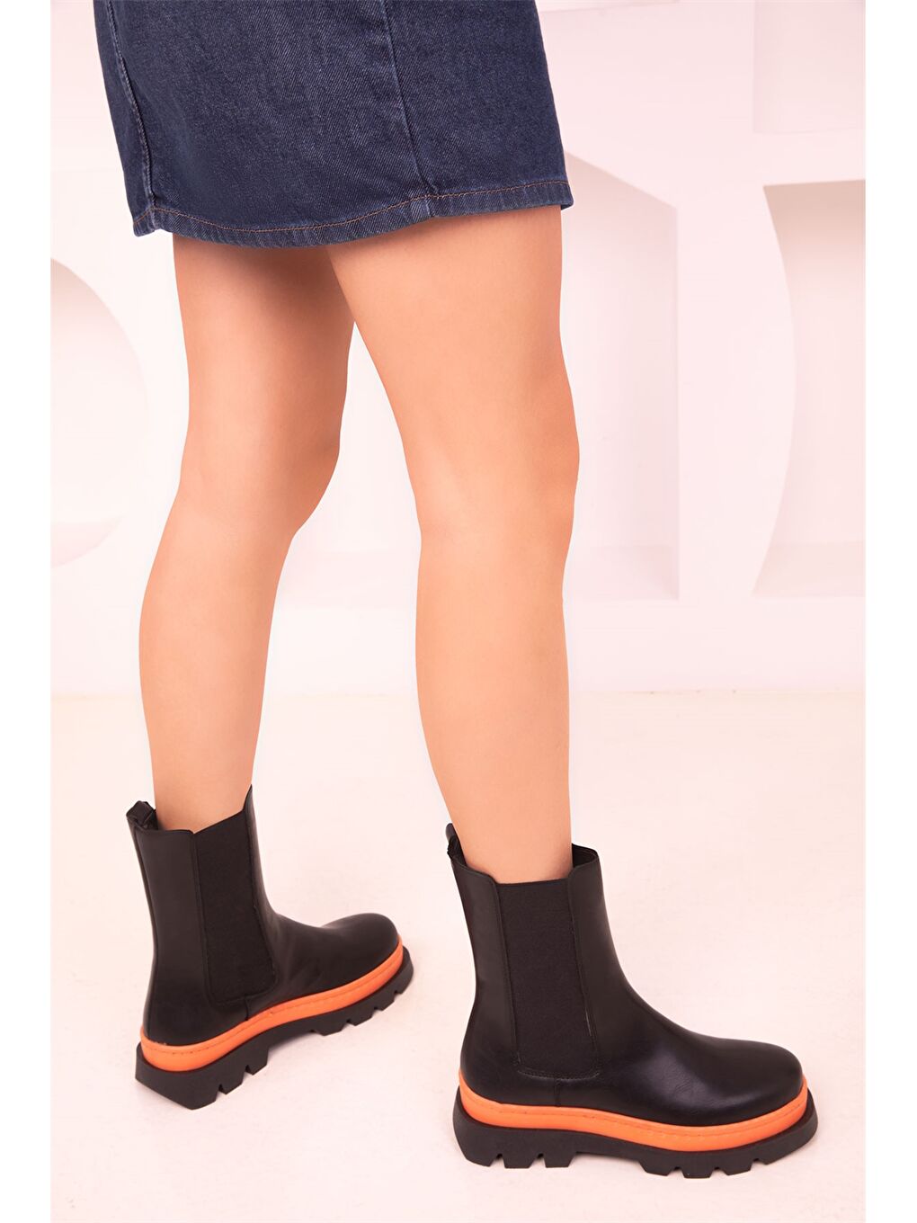 Siyah Deri Görünümlü Yanları Lastikli Kadın Bot-2