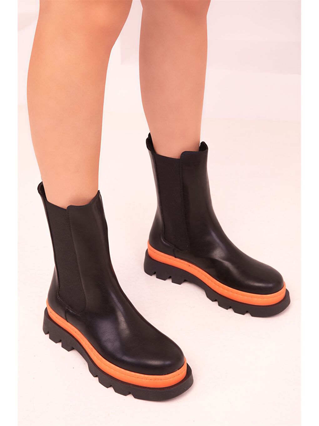 Siyah Deri Görünümlü Yanları Lastikli Kadın Bot-3