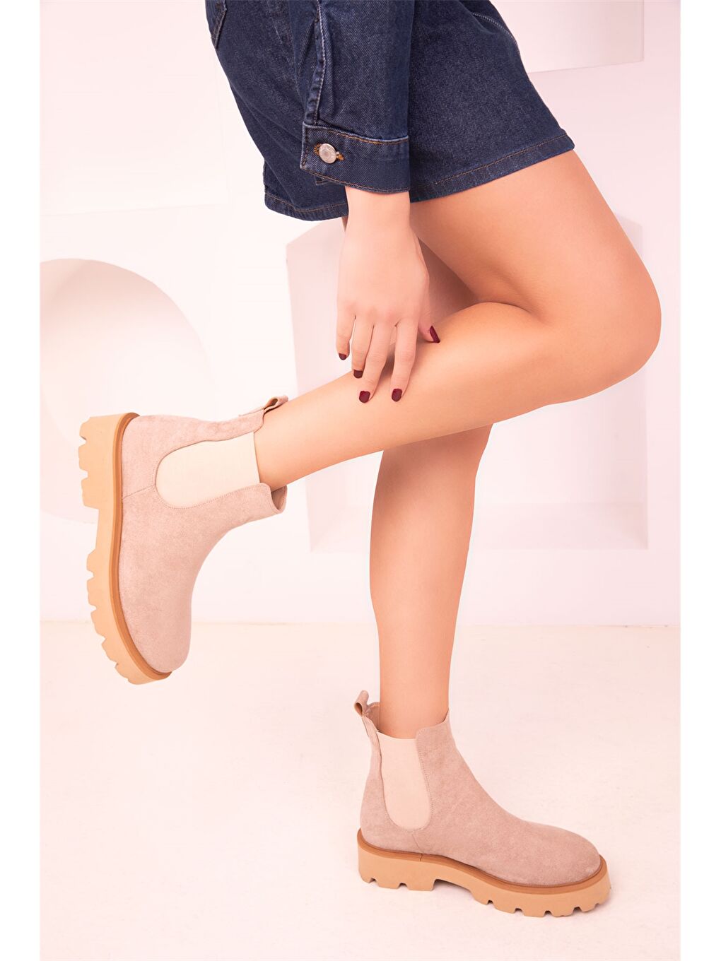 Bej Süet Görünümlü Yanları Lastikli Kadın Bot